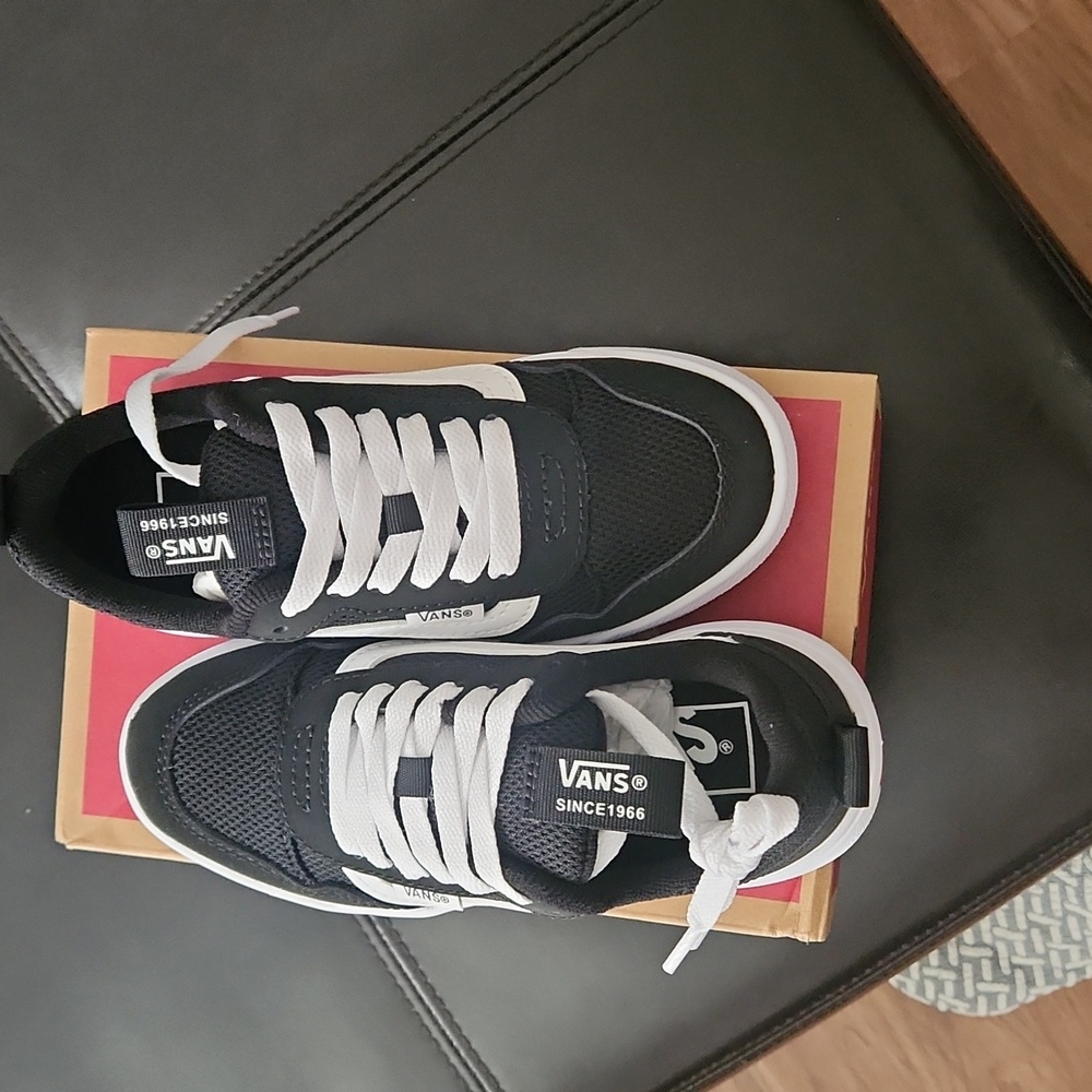 Boys Range Exp black/white size 13YT